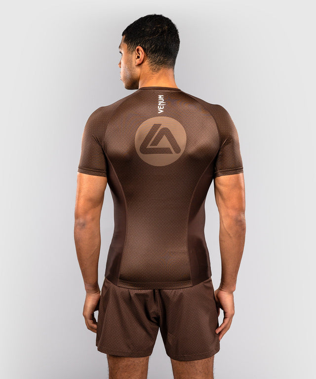 Rashguard Venum x Roger Gracie Academy Mangas Curtas – Castanho Escuro