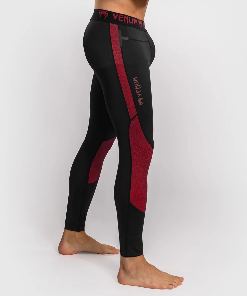 Venum x Assassin's Creed Shadows Spats - Burgundy/Zwart