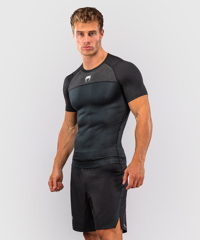 Rashguard Venum G-Fit Scale – Manches courtes – Noir