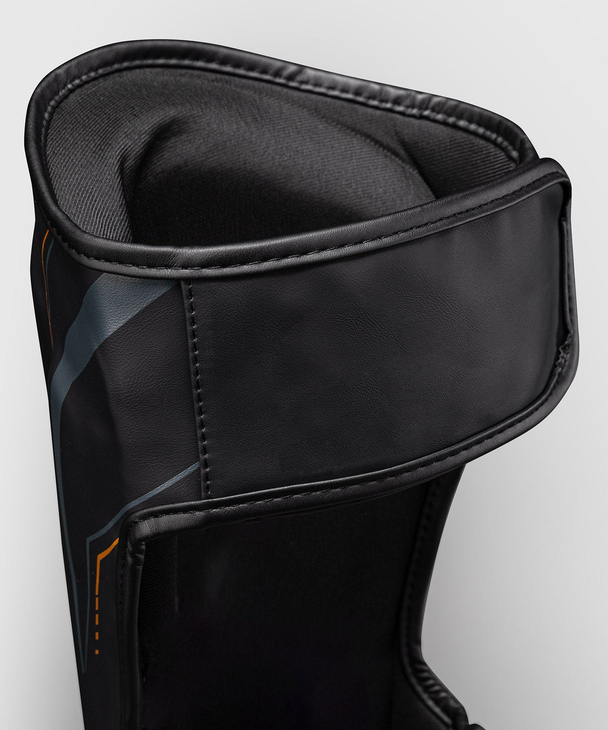 Venum Scheenbeschermers Streamline - Zwart/Goud