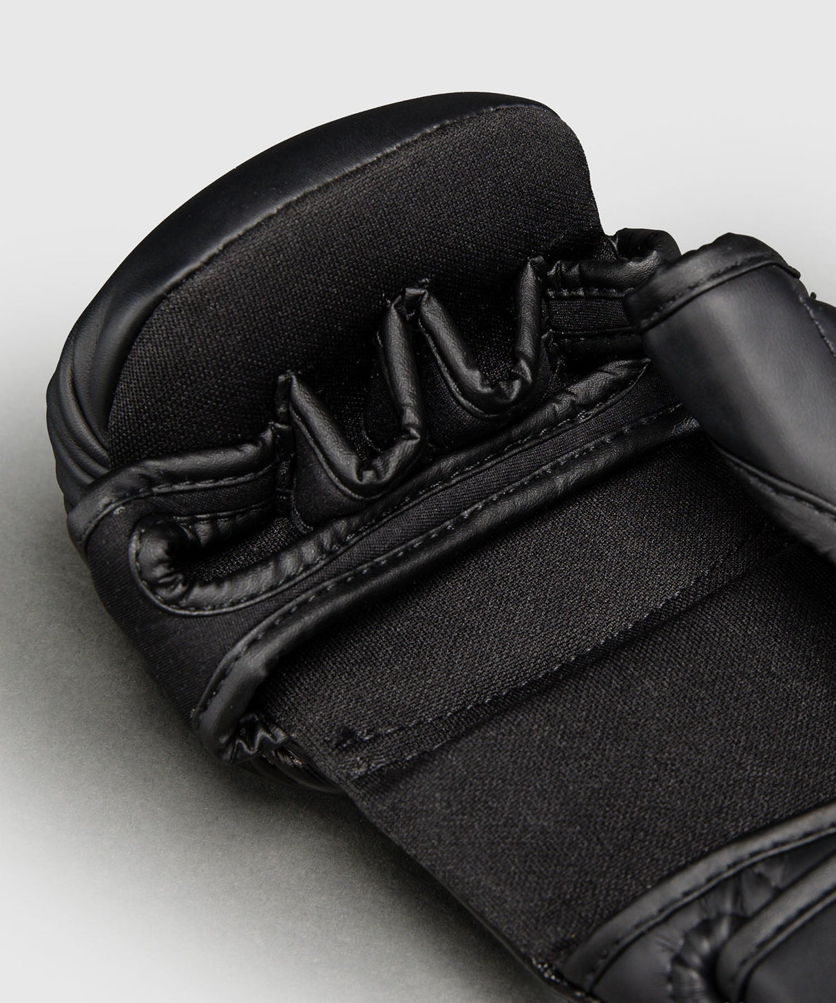 Venum MMA Handschoenen Attack 2.0 - Zwart/Goud