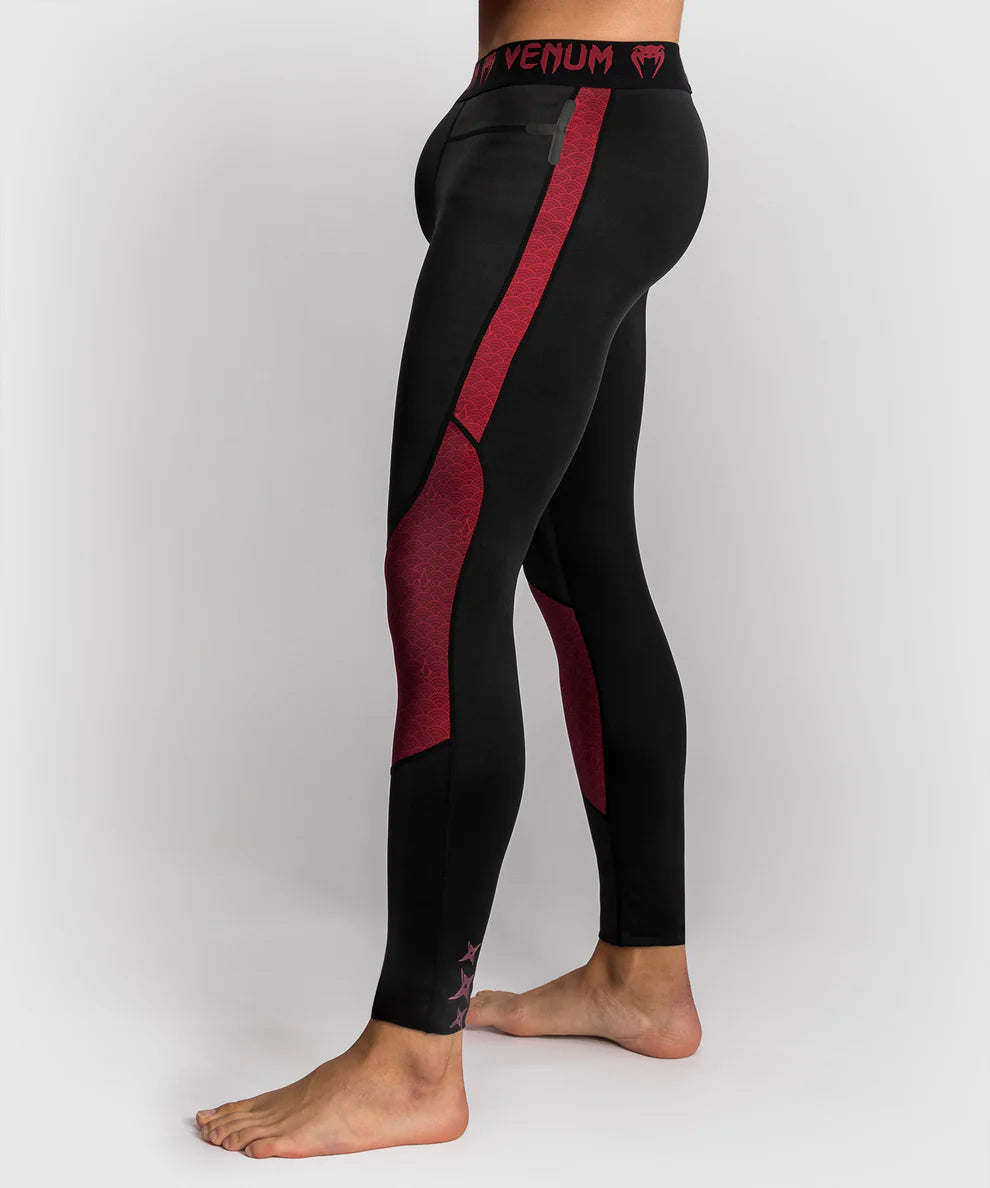 Venum x Assassin's Creed Shadows Spats - Burgundy/Zwart