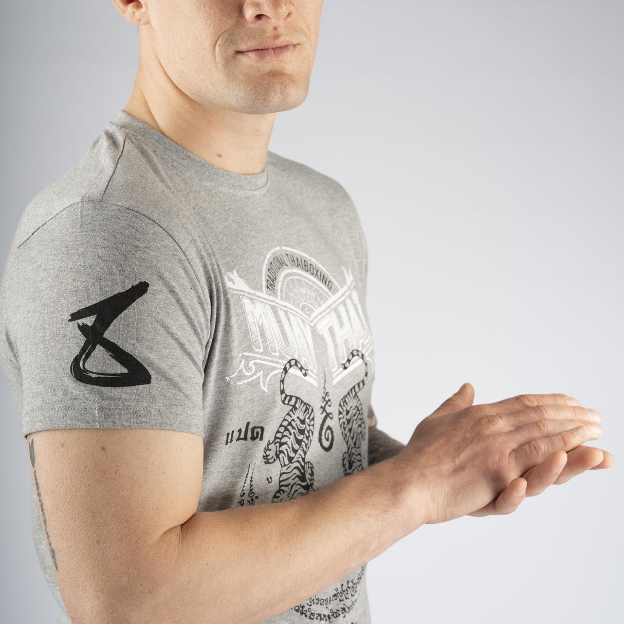 8 WEAPONS T-Shirt Sak Yant Tigers - Grijs