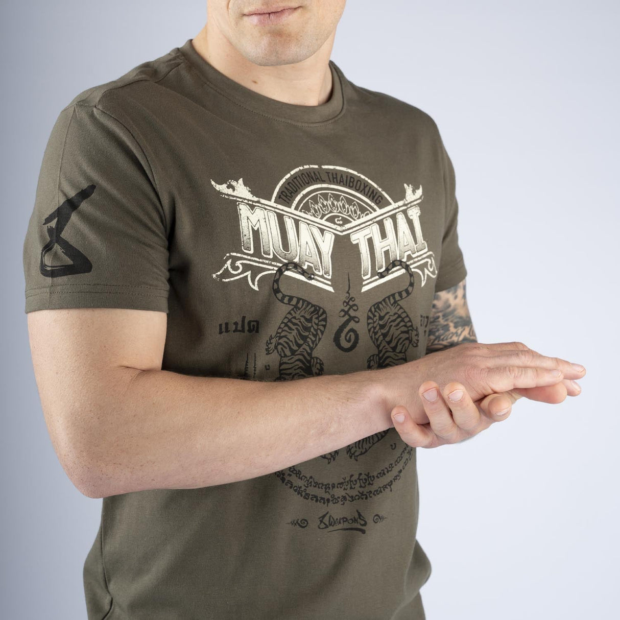 8 WEAPONS T-Shirt Sak Yant Tigers - Olijf