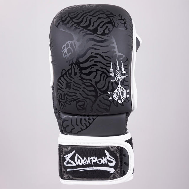 8 WEAPONS MMA Handschoenen Sak Yant Big Tiger - Zwart