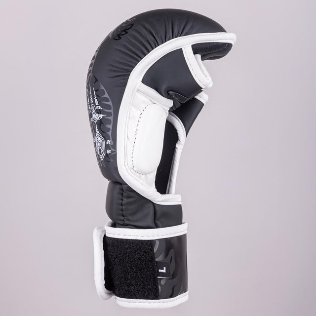 8 WEAPONS MMA Handschoenen Sak Yant Big Tiger - Zwart