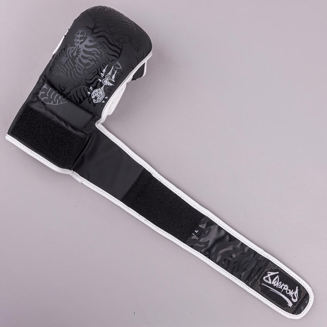 8 WEAPONS MMA Handschoenen Sak Yant Big Tiger - Zwart