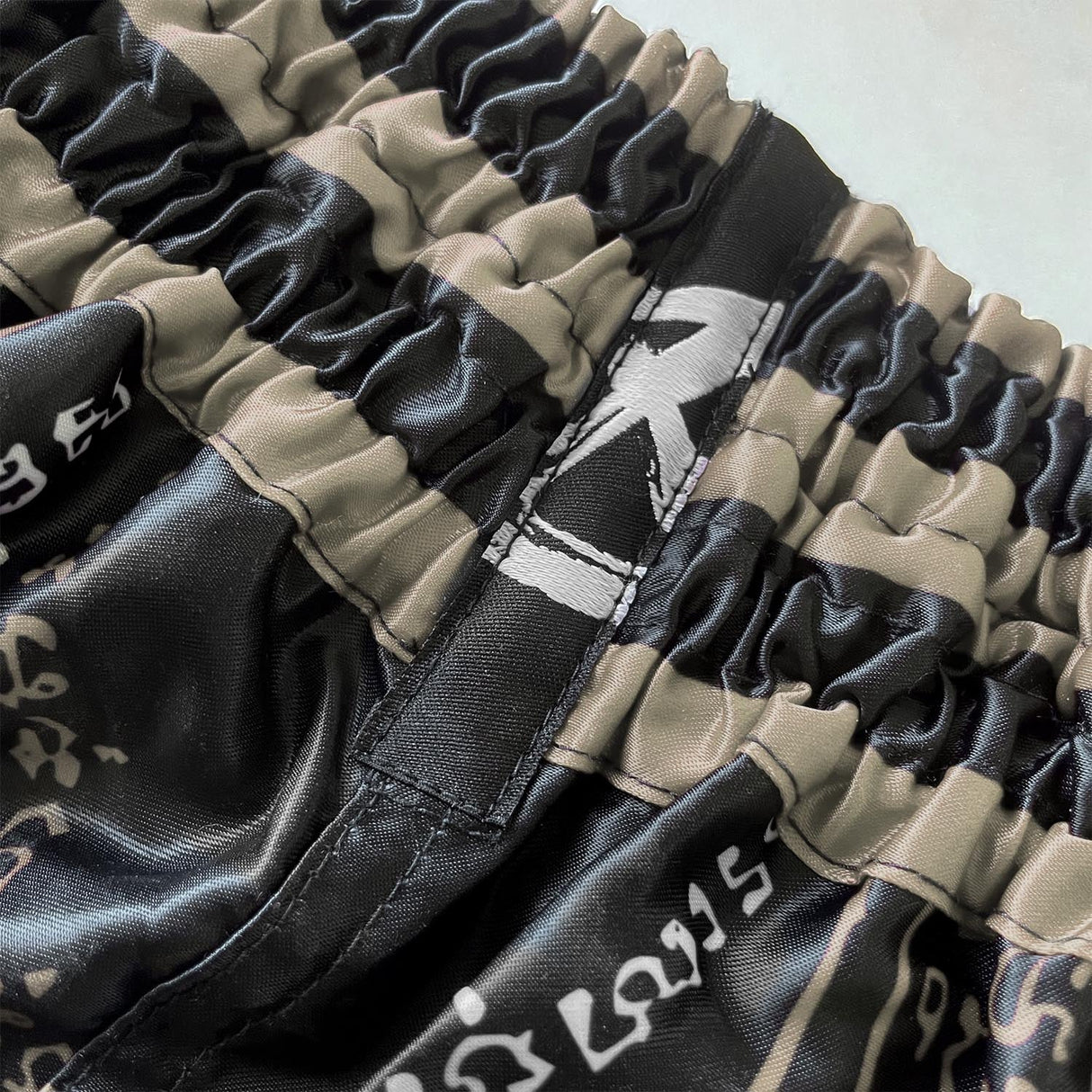 8 WEAPONS Muay Thai Shorts 8 Ways Yant 2.0 - Zwart/Zand