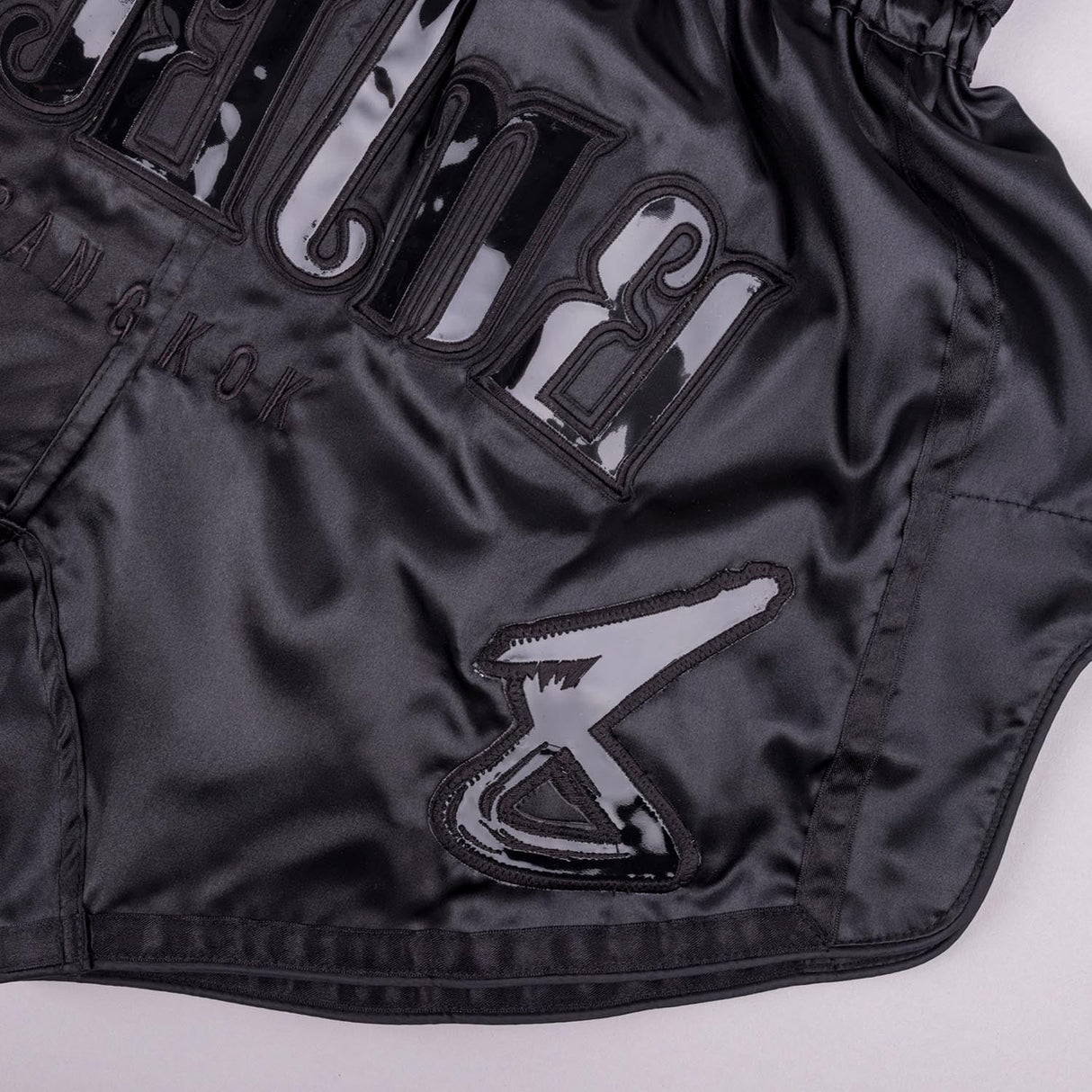 8 WEAPONS Muay Thai Shorts Bangkok - Zwart