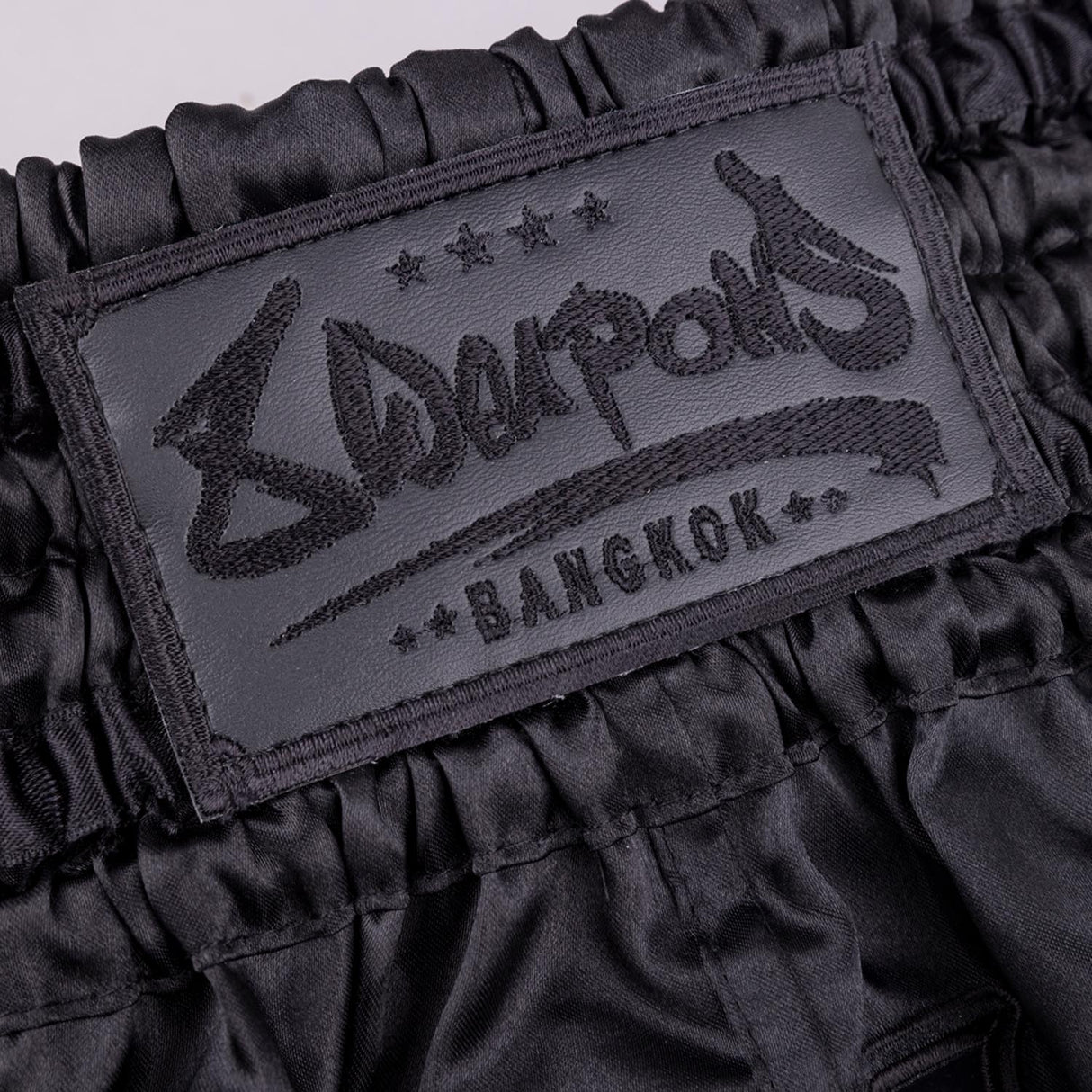8 WEAPONS Muay Thai Shorts Bangkok - Zwart