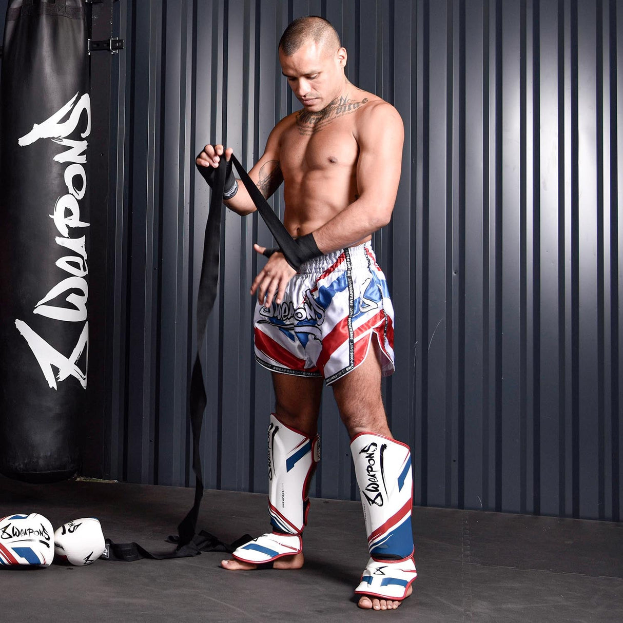 8 WEAPONS Muay Thai Shorts Shift - Wit/Navy/Rood