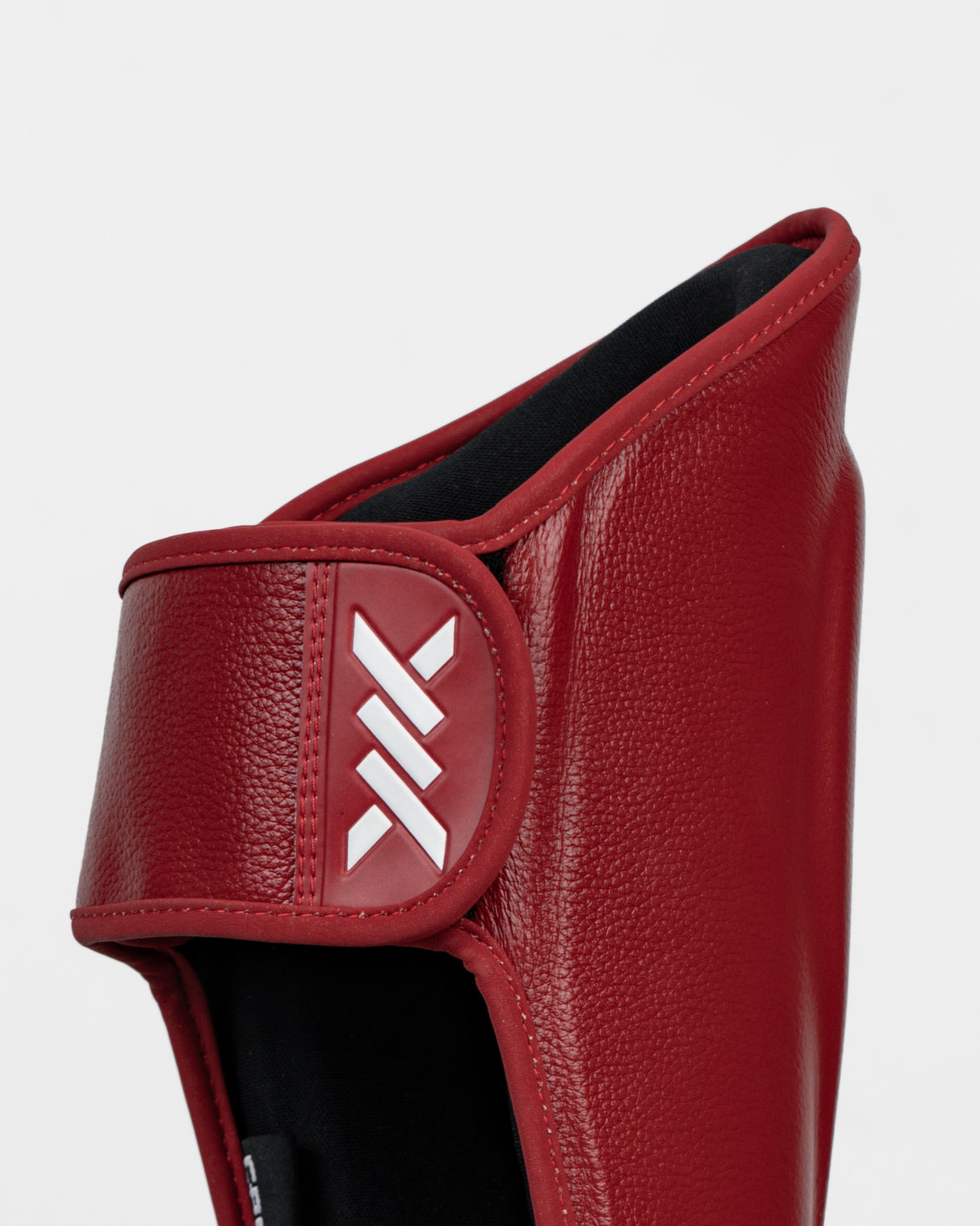 Caged Scheenbeschermers 'X' Series - Bordeaux Rood/Wit