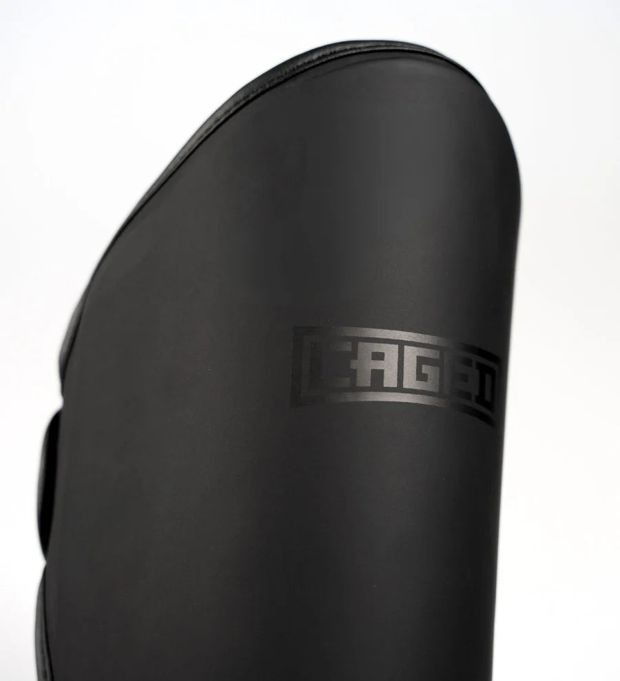 Caged Shadow Bundel Deal – Bokshandschoenen + Scheenbeschermers