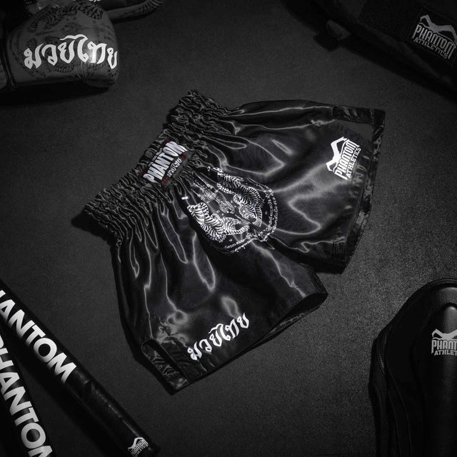 Phantom Athletics Muay-Thai-Shorts Sak Yant – Schwarz