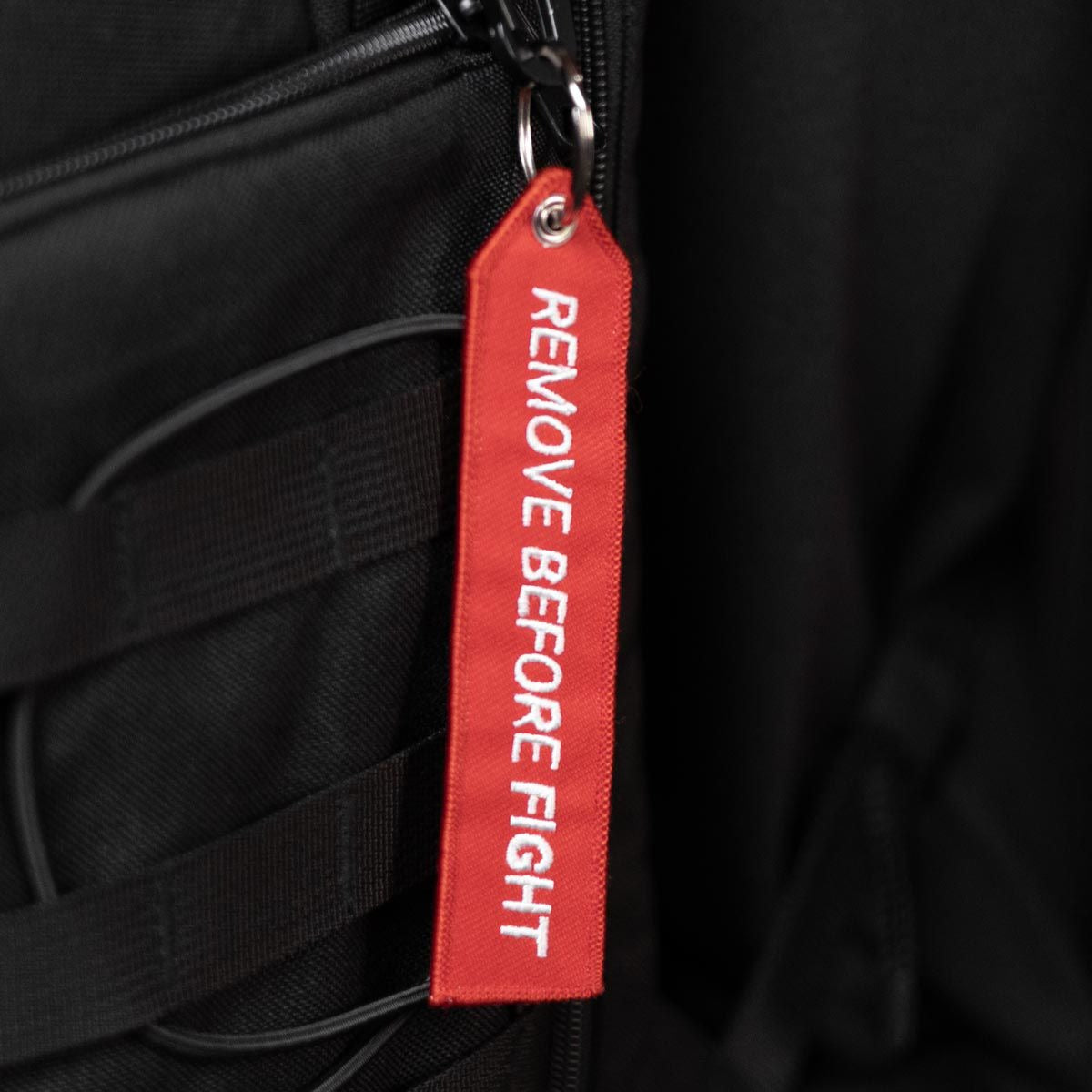 Phantom Athletics Sleutelhanger Remove Before Fight - Rood