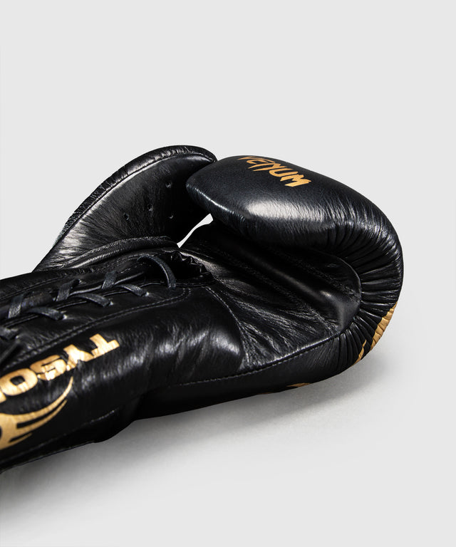 Venum x Mike Tyson Bokshandschoenen Giant 2.0 Pro met vetersluiting - Zwart/Goud