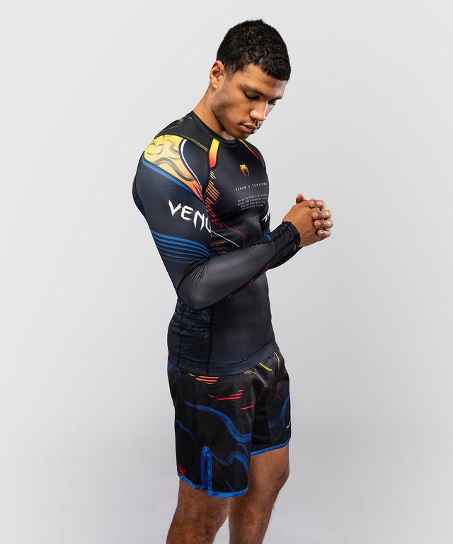 Venum Rashguard TEKKEN 8 Yoshimitsu – Schwarz/Orange – Foto 2