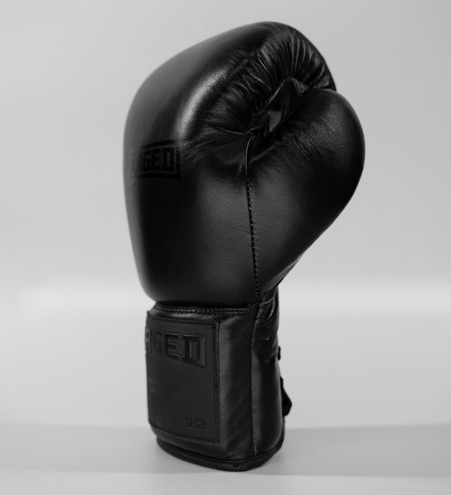 Guantes de boxeo Caged X Series con cordones – Negro/Negro
