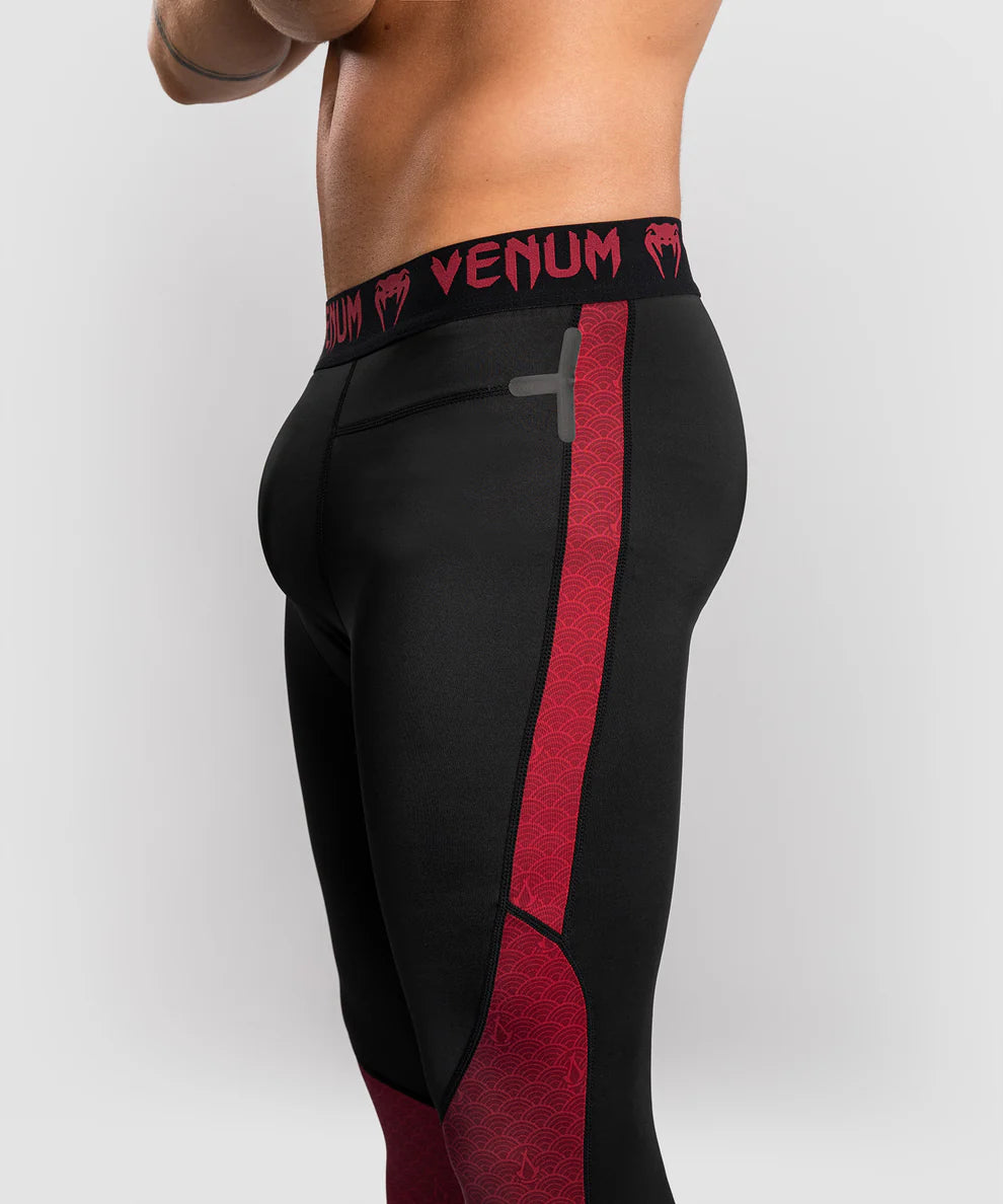 Venum x Assassin's Creed Shadows Spats - Burgundy/Zwart