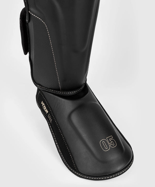 Venum Kickboks Benskydd Impact Evo – Svart