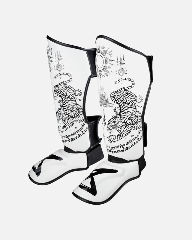 Espinilleras 8 WEAPONS Sak Yant Tigers – Blanco/Negro
