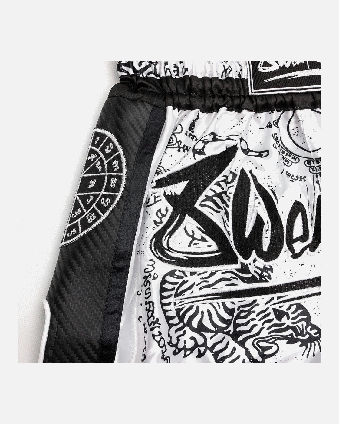 8 WEAPONS Muay Thai Shorts Carbon Sak Yant Tigers - Wit