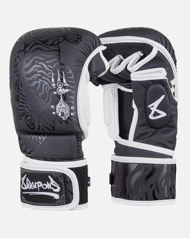 8 WEAPONS MMA Handschoenen Sak Yant Big Tiger - Zwart