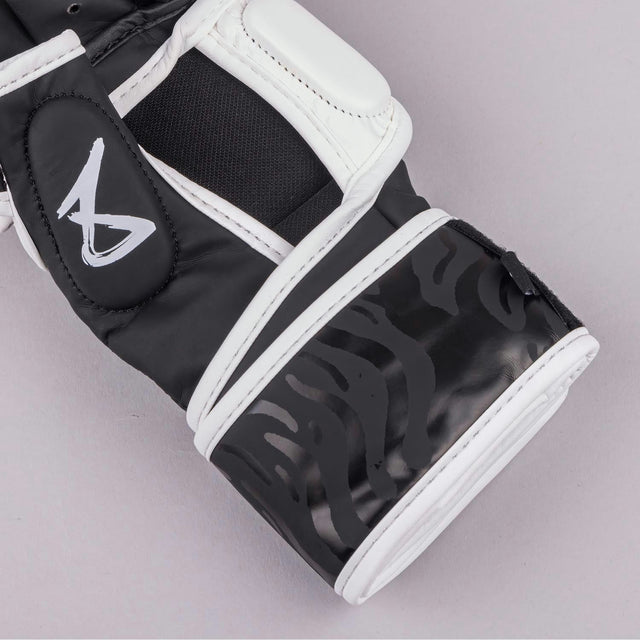 8 WEAPONS MMA Handschoenen Sak Yant Big Tiger - Zwart