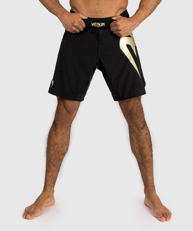 Venum Light 5.0 MMA-shorts – Svart/guld framsida
