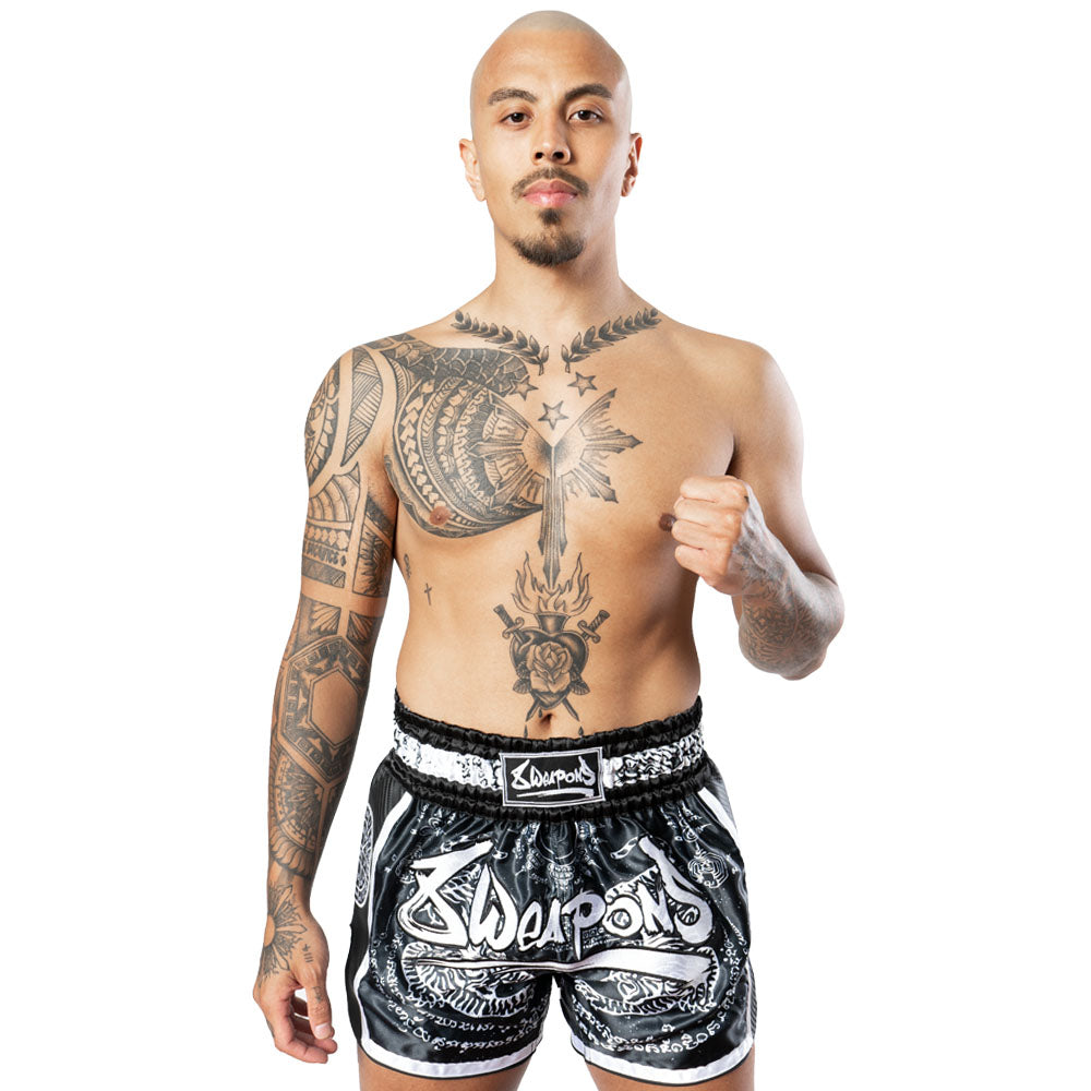 8 WEAPONS Muay Thai Shorts Carbon Sak Yant Tigers - Zwart