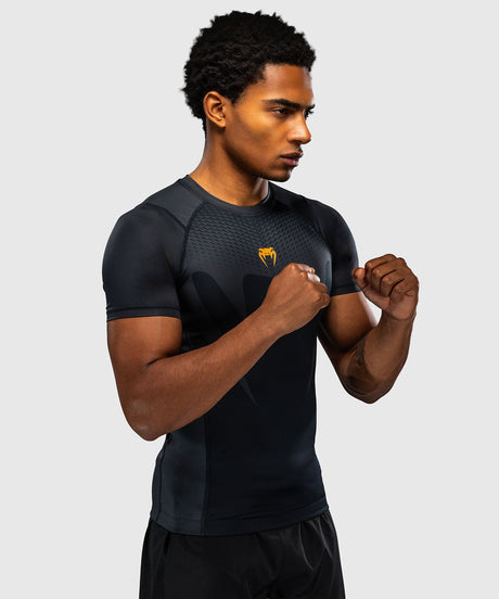 Rashguard Venum Attack cu mâneci scurte – Negru/Auriu