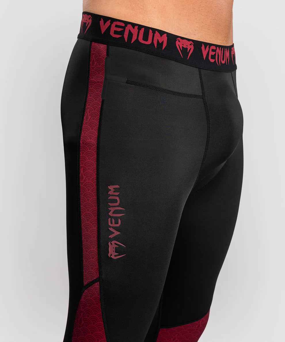 Venum x Assassin's Creed Shadows Spats - Burgundy/Zwart