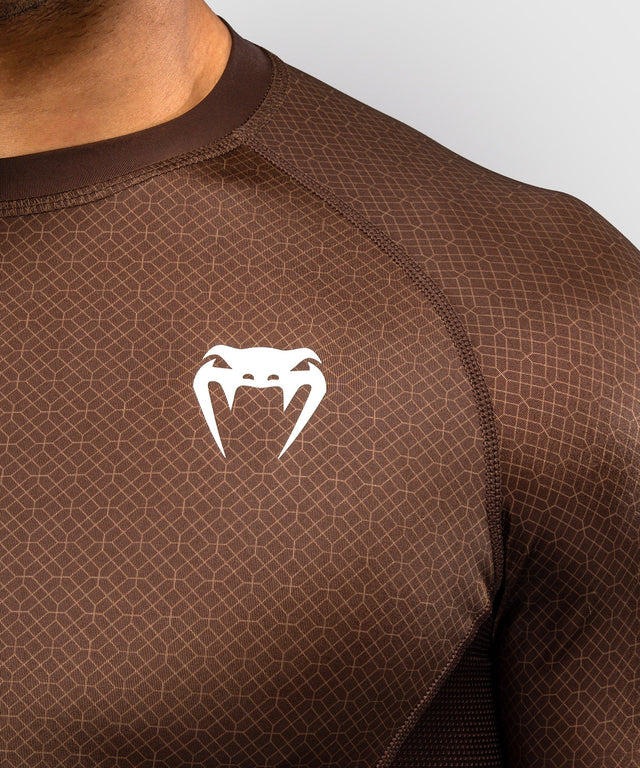 Rashguard Venum x Roger Gracie Academy Mangas Curtas – Castanho Escuro