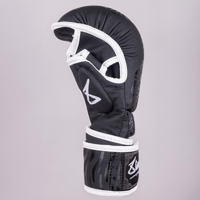 8 WEAPONS MMA Handschoenen Sak Yant Big Tiger - Zwart