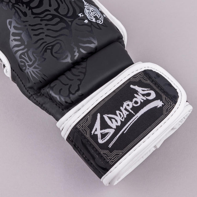 8 WEAPONS MMA Handschoenen Sak Yant Big Tiger - Zwart