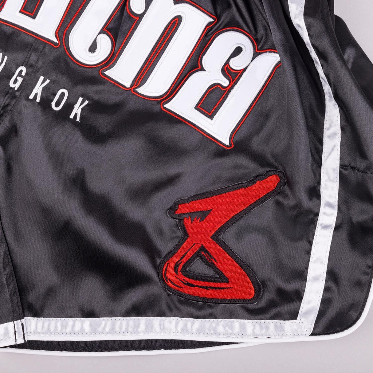 8 WEAPONS Muay Thai Shorts Bangkok - Zwart/Wit