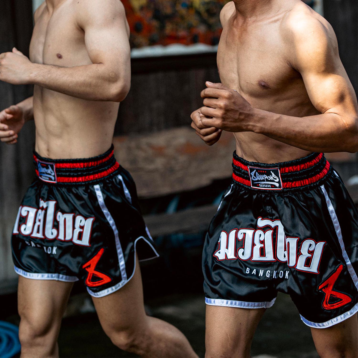8 WEAPONS Muay Thai Shorts Bangkok - Zwart/Wit
