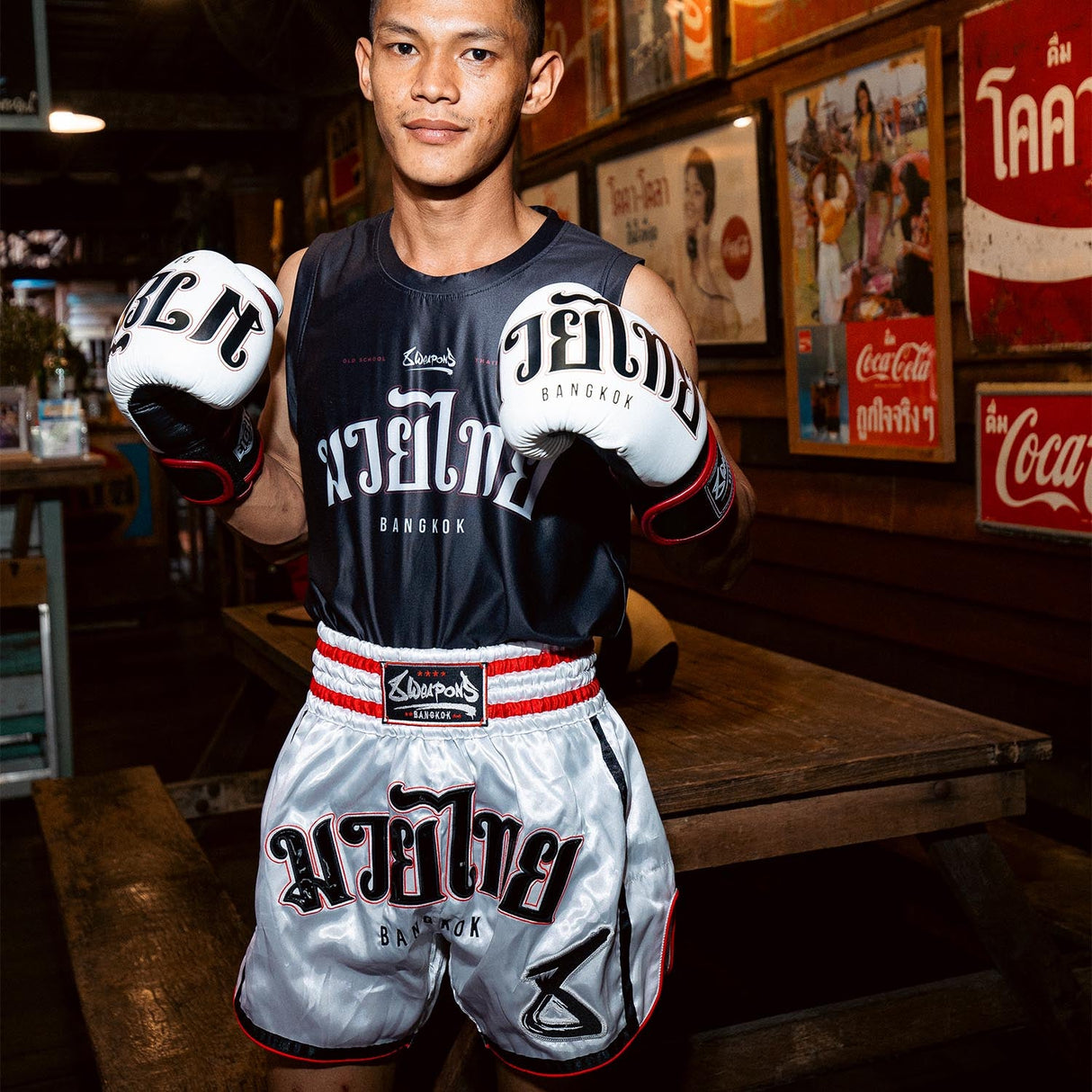 8 WEAPONS Muay Thai Shorts Bangkok - Wit/Zwart