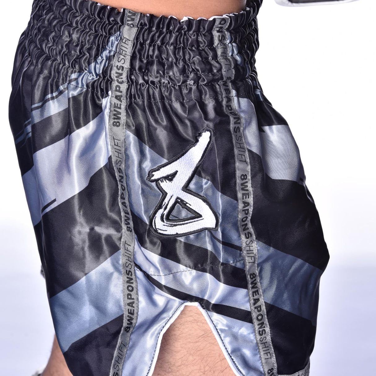 8 WEAPONS Muay Thai Shorts Shift - Zwart Mat