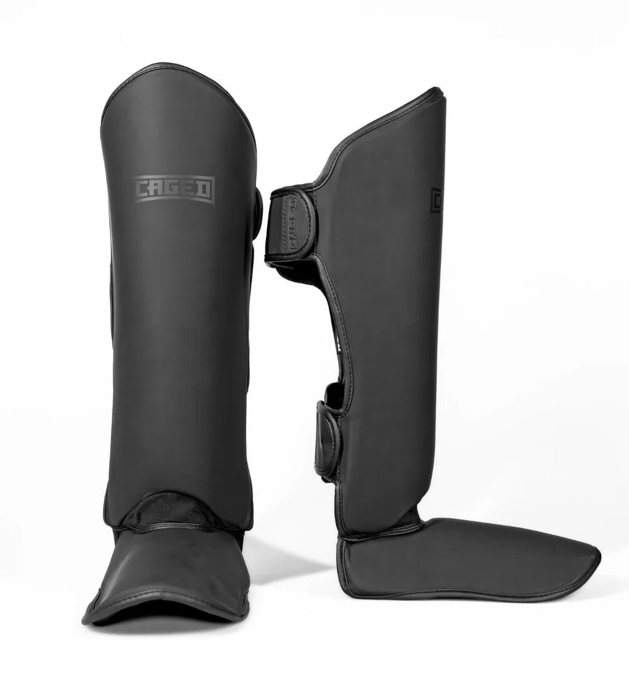 Caged Shadow Bundel Deal – Bokshandschoenen + Scheenbeschermers