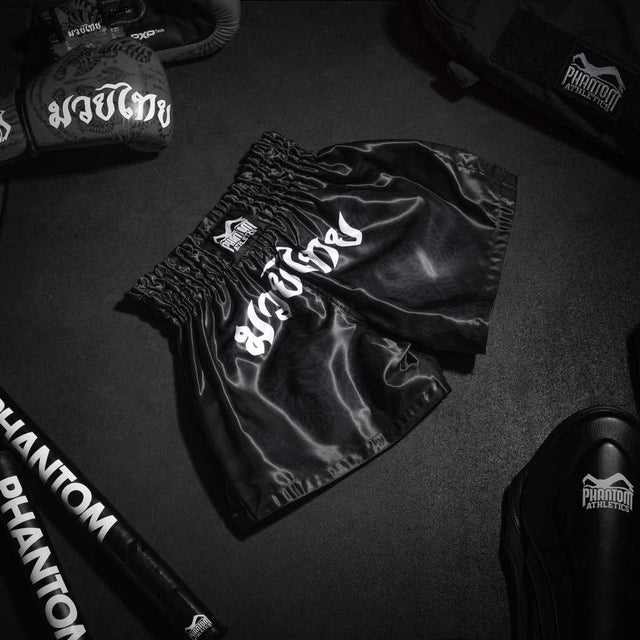 Phantom Athletics Muay-Thai-Shorts Sak Yant – Schwarz