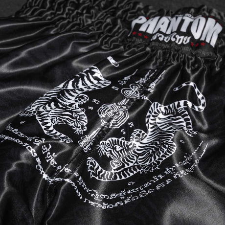 Spodenki Muay Thai Phantom Athletics Sak Yant – Czarne