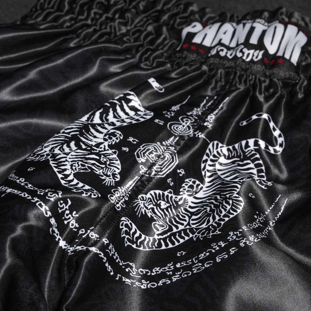 Phantom Athletics Muay-Thai-Shorts Sak Yant – Schwarz
