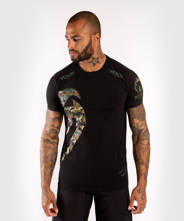 Camiseta Venum Giant – Negro/Camo