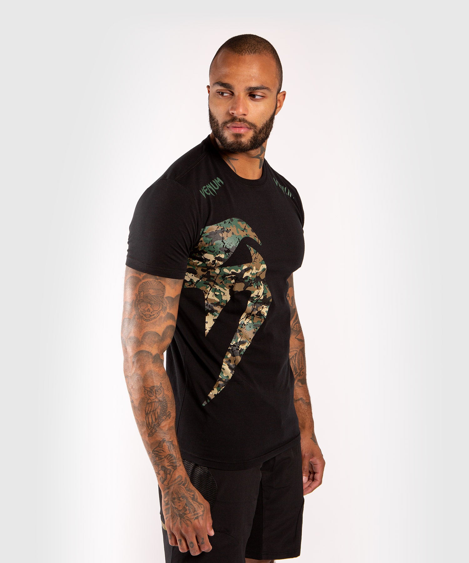 Camiseta Venum Giant – Negro/Camo