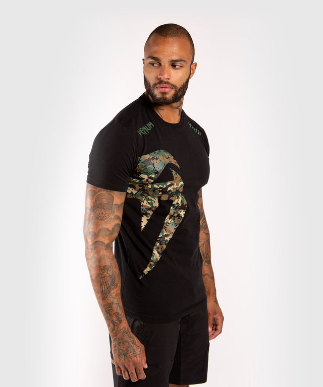 Camiseta Venum Giant – Negro/Camo