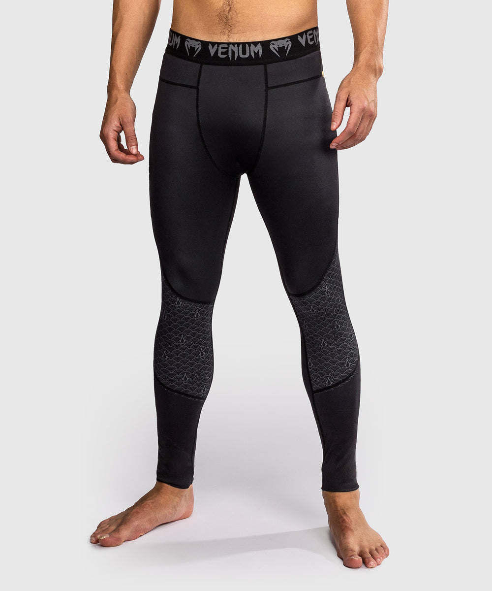 Venum x Assassin's Creed Shadows Spats - Zwart