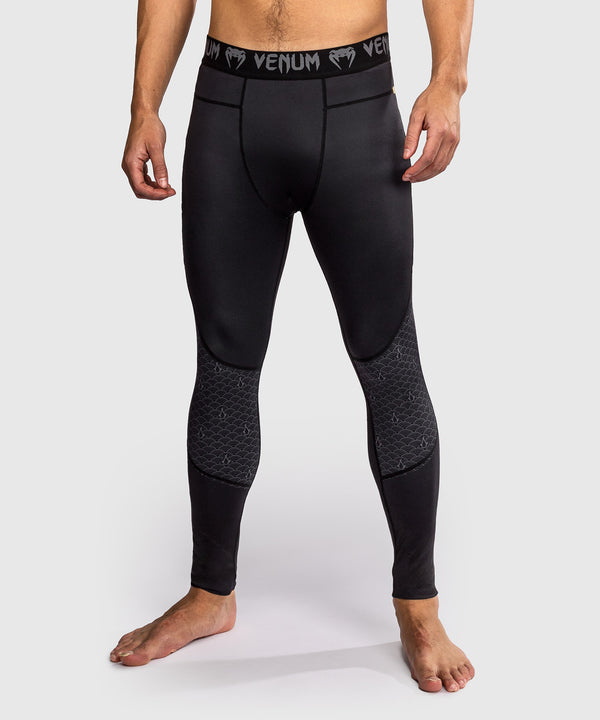 Venum x Assassin's Creed Shadows Spats - Zwart