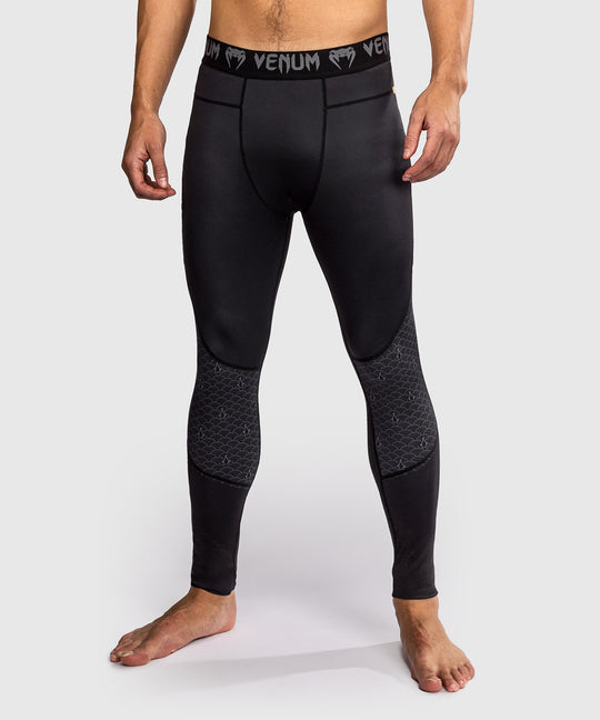 Venum x Assassin's Creed Shadows Spats - Zwart