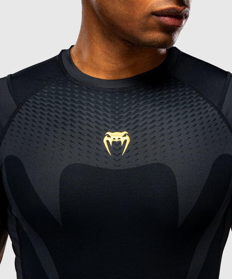 Rashguard Venum Attack cu mâneci scurte – Negru/Auriu